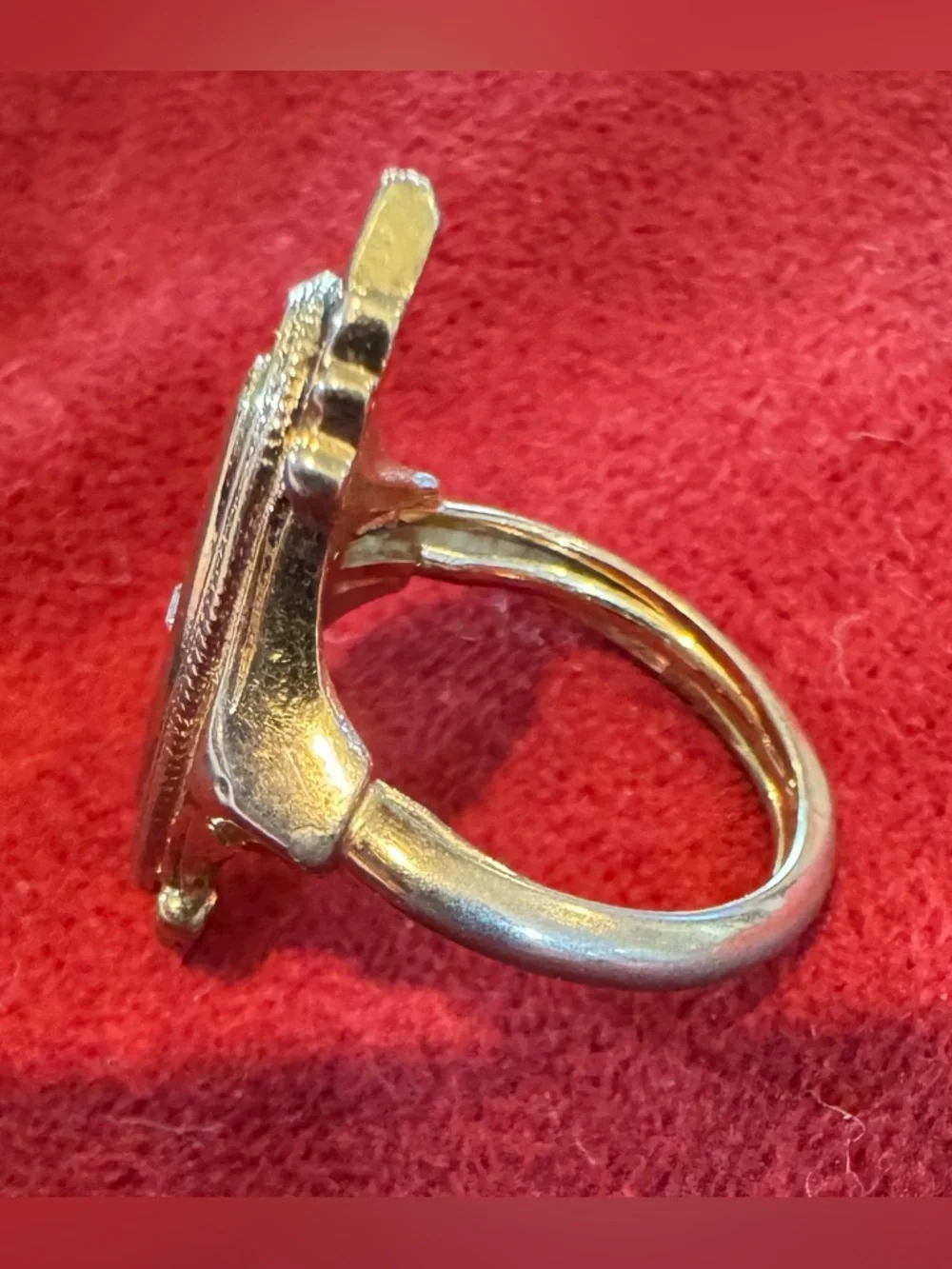 Vintage 1976 Avon Kensington Ring, Antique Gold Tone, Oval, 1 Clear Stone—Sz 4-5